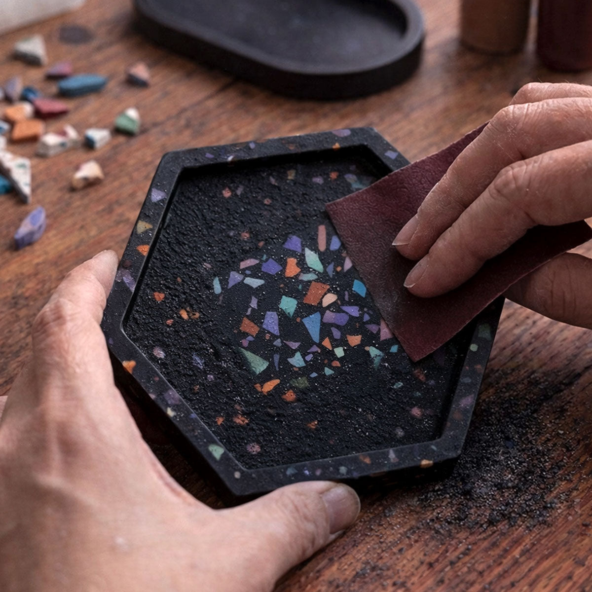 Terrazzo Aqua Kit [Nero Lava]: Eleganza e Design Unico con Chips Colorate